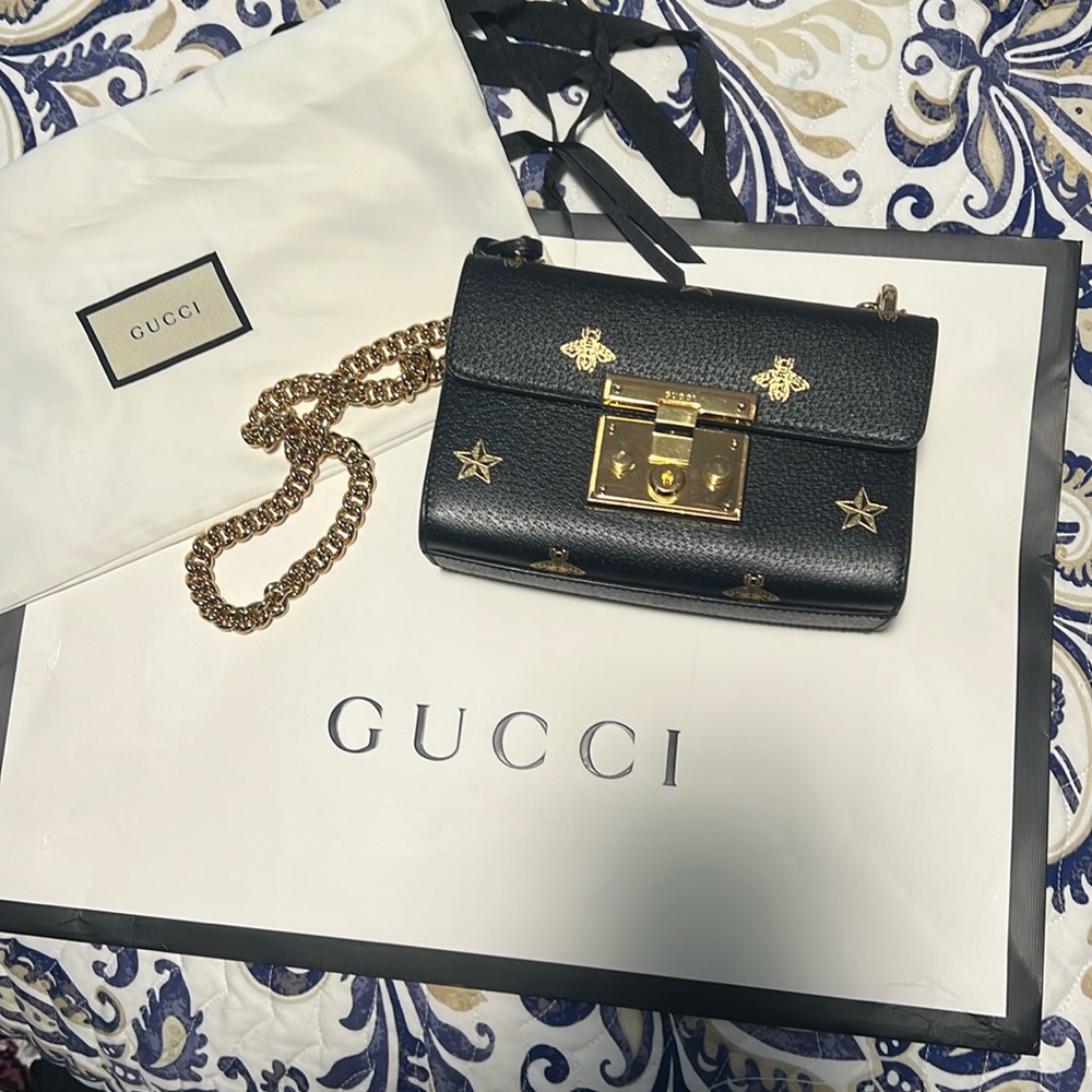 Gucci, shoulder bag., like new only used a few times.